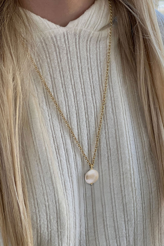 Iridescent Pearl Coin Pendant Necklace